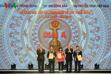 Đồng chí Đinh Thế Huynh và đồng chí Nguyễn Thiện Nhân trao cúp và bằng chứng nhận cho đại diện 3 nhóm tác giả đoạt giải A.